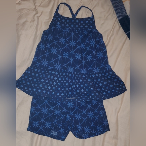 2 Sets of Carter's brand outfits - Picture 3 of 4